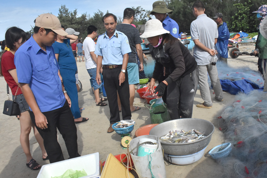 Lực lượng chức năng của phường 10 và thành phố yêu cầu mộ hộ dân không bày bán hải sản tại khu vực bãi tắm.