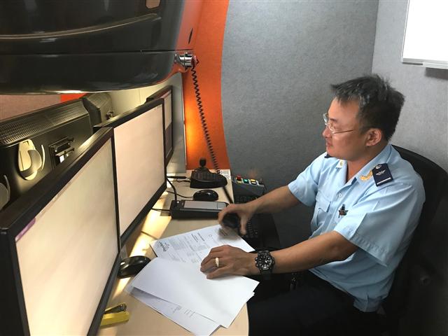 Các công nghệ kiểm tra hiện đại qua máy móc dần thay thế việc tiếp xúc trực tiếp. Ảnh:VGP/Huy Thắng