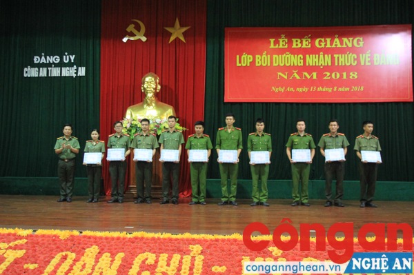 Khen thưởng 10 đồng chí đã có thành tích xuất sắc trong quá trình học tập.