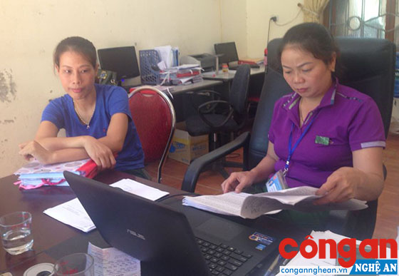 Bà Nguyễn Thị Thắng (phải) và bà Phan Thị Thanh Việt tại buổi làm việc với phóng viên