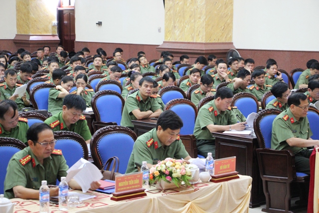 Lãnh đạo Công an tỉnh, lãnh&nbsp;đạo&nbsp;các phòng, ban và Công an các huyện, thành, thị tham dự hội nghị