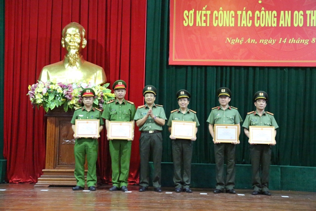 Khen thưởng các tập thể, cá nhân đạt thành tích xuất sắc
