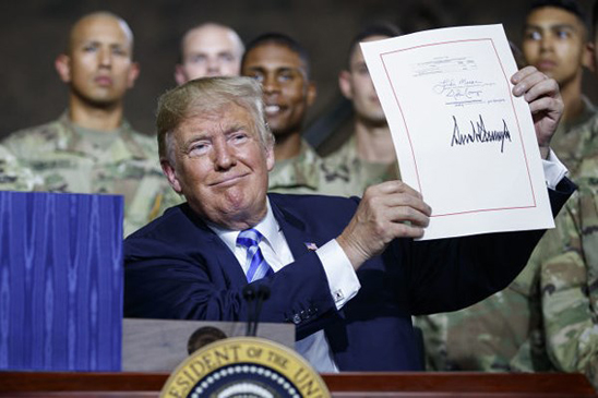 Tổng thống Mỹ Donald Trump ký ban hành luật chính sách quốc phòng 716 tỷ USD. 