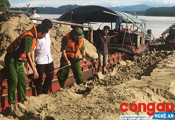 Cảnh sát Môi trường kiểm tra thuyền khai thác cát
