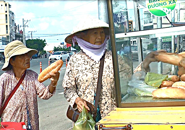 Tủ bánh mỳ từ thiện ở chợ Bình Châu của Nguyễn Duy Chung đã giúp đỡ nhiều người trong lúc khó khăn. 