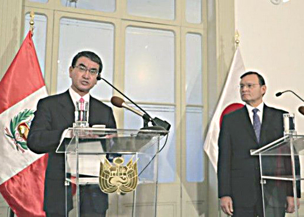 Ngoại trưởng Nhật Bản Taro Kono (trái) và người đồng cấp Peru Nestor Popolizio. 