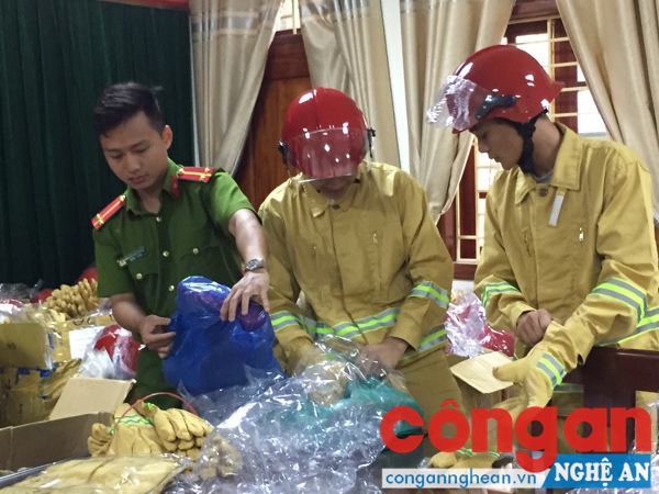 Những chiếc áo, găng tay, mũ chữa cháy... được trao tận tay cho các Đội dân phòng