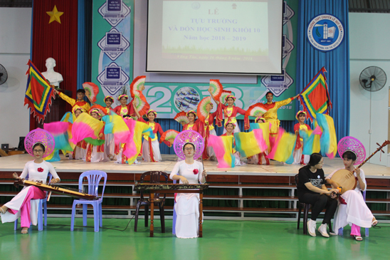 Tiết mục văn nghệ do HS Trường THPT Chuyên Lê Quý Đôn biểu diễn trong buổi lễ tựu trường.