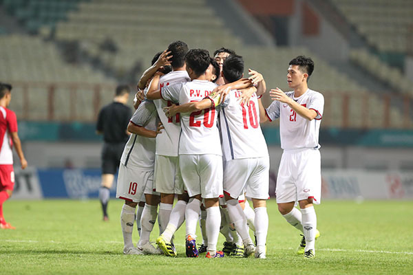 Các cầu thủ U23 Việt Nam chia vui sau bàn mở tỷ số của Anh Đức. Ảnh: Vnexpress.
