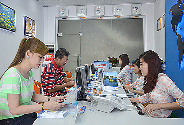 Du khách tìm hiểu thông tin tour tại Vietravel Chi nhánh Vũng Tàu.