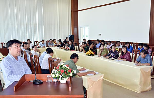 Đồng chí Huỳnh Sơn Thái, Phó Giám đốc Sở NN-PTNT thông tin về tình hình phát triển NNƯDCNC trên địa bàn tỉnh.