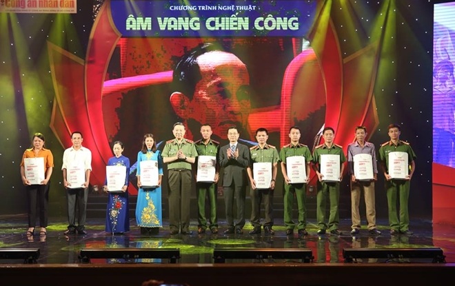 Bộ trưởng Tô Lâm; đồng chí Nguyễn Mạnh Hùng đã trao quà tặng một số cán bộ, chiến sĩ Công an có thành tích tiêu biểu trong công tác đấu tranh phòng, chống tội phạm, tích cực tham gia phong trào toàn dân bảo vệ an ninh Tổ quốc, xây dựng lực lượng CAND trong sạch, vững mạnh.