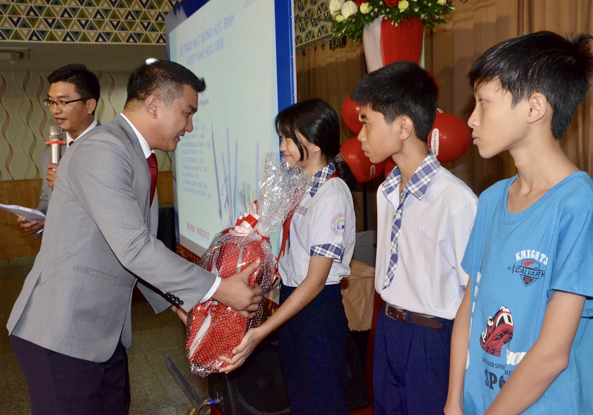 Ông Nguyễn Long Phi, Giám đốc Kinh doanh vùng Đông Nam Bộ và Bình Thuận Dai-ichi Life trao quà và học bổng cho các em HS Trường THCS Phước Nguyên.