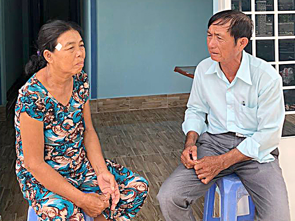 Ông Nguyễn Văn Đôn, Chủ tịch UBMTTQ xã Tam Phước, thăm hỏi gia đình bà Nguyễn Thị Dắt (ấp Phước Hưng, xã Tam Phước, huyện Long Điền).