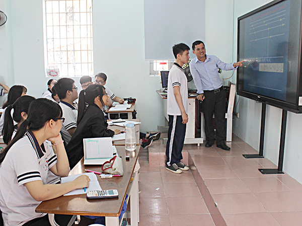Trường THPT Vũng Tàu sẽ tham gia thí điểm đề án trường THPT chất lượng cao. Trong ảnh: Thầy trò trao đổi trong một tiết học … ở trường THPT Vũng Tàu.