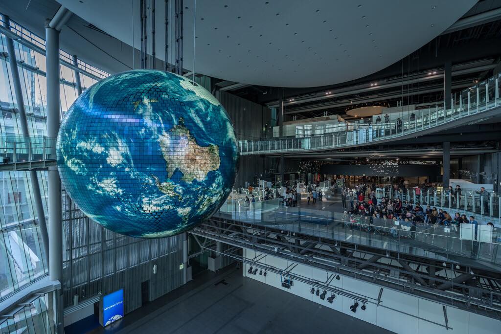 Bảo tàng Miraikan luôn chật kín khách tham quan.