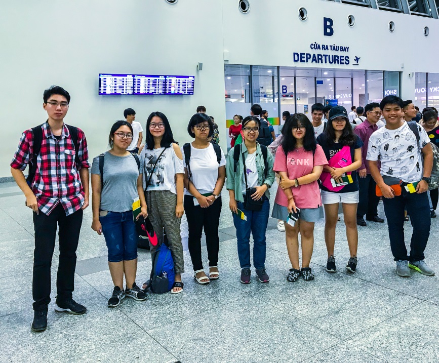 Đoàn học sinh Việt Nam chụp hình lưu niệm tại khu vực cửa ra vào sân bay Nội Bài.