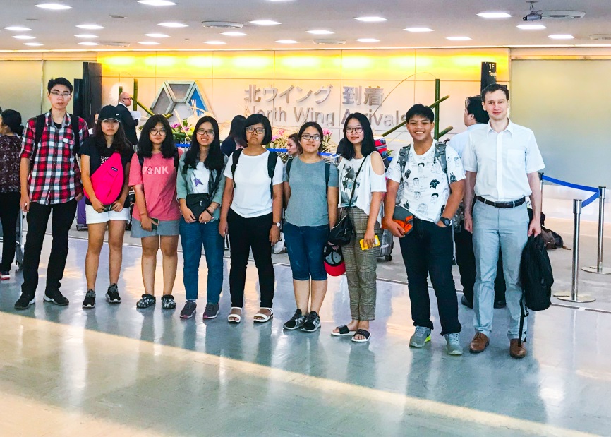 Thầy Sam đón chúng tôi tại sân bay Tokyo cũng là một người hết sức ân cần và lịch lãm. Chúng tôi có ngay một bức ảnh dễ thương với Thầy tại nhà chờ xe buýt để ghi nhớ lần đầu gặp gỡ.