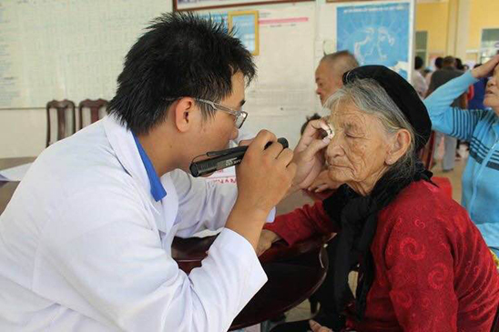 Bác sĩ của Hội Thầy thuốc trẻ tỉnh khám bệnh miễn phí cho người nghèo xã Bình Châu, huyện Xuyên Mộc.