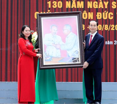 Chủ tịch nước Trần Đại Quang tặng bức tranh Bác Hồ với Bác Tôn cho Đảng bộ, chính quyền và nhân dân các dân tộc tỉnh An Giang.
