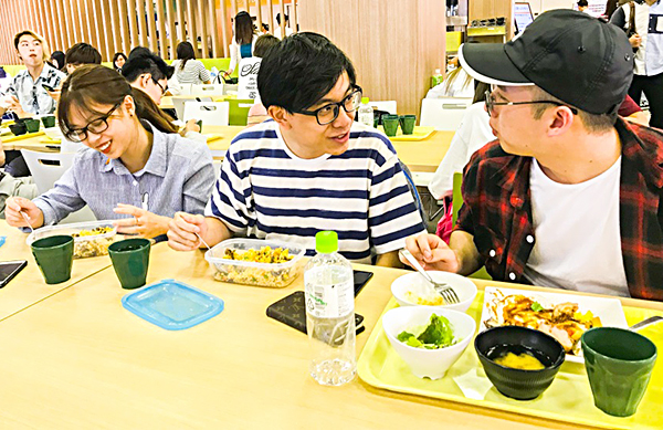 Bữa trưa với các anh chị người Việt Nam.