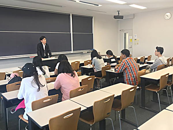 Thầy Sekiguchi phổ biến các thông tin quan trọng về trường và chương trình học bổng của TIU.