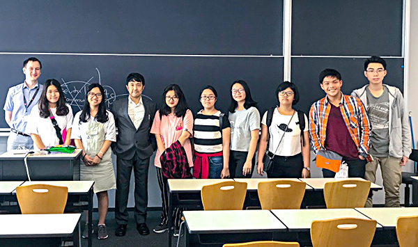 Chúng tôi có một tấm ảnh với thầy Yamamoto.