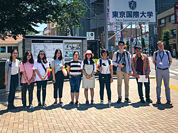 Đoàn Việt Nam chụp ảnh lưu niệm tại cổng trường TIU.