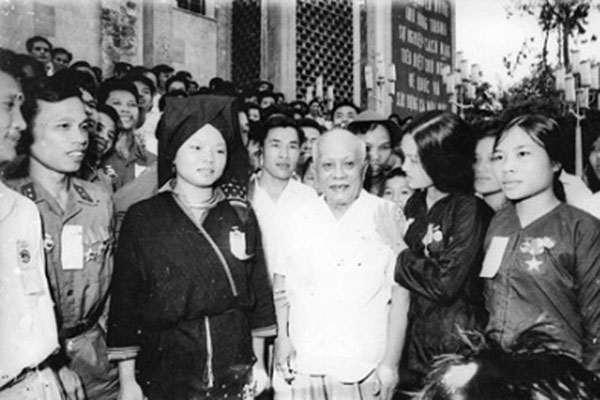 Chủ tịch Tôn Đức Thắng với các đại biểu tham dự Đại hội