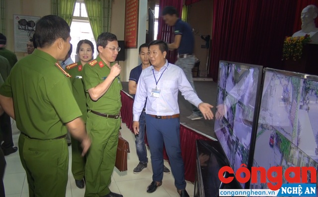 Lãnh đạo Công an TP Vinh kiểm tra thực tế mô hình “Camera cộng đồng” tại phường Trung Đô