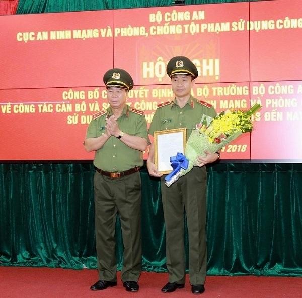 Thứ trưởng Bùi Văn Nam trao Quyết định của Bộ trưởng Bộ Công an về bổ nhiệm các đồng chí Phó Cục trưởng và điều động cán bộ, chiến sỹ về công tác tại Cục An ninh mạng và phòng, chống tội phạm sử dụng công nghệ cao.