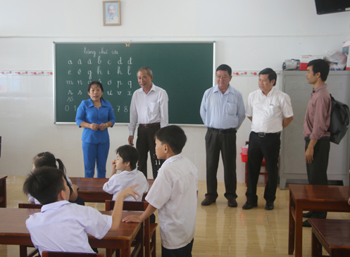 Đoàn giám sát của Ban Văn hóa-Xã hội HĐND tỉnh tham quan lớp học dành cho trẻ em có hoàn cảnh đặc biệt tại Nhà xã hội Long Hải (huyện Long Điền). 