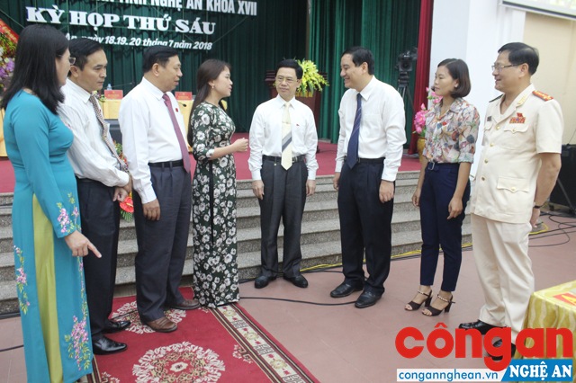 Đại biểu HĐND tỉnh trao đổi bên lề Kỳ họp thứ 6 HĐND tỉnh khóa XVII