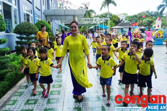 Cô và trò Trường Mầm non Việt Anh, TP Vinh