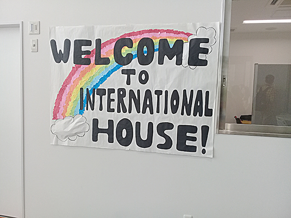 Bảng chào mừng do chính các anh chị sinh viên thiết kế đặt tại khu vực ra vào của International House.