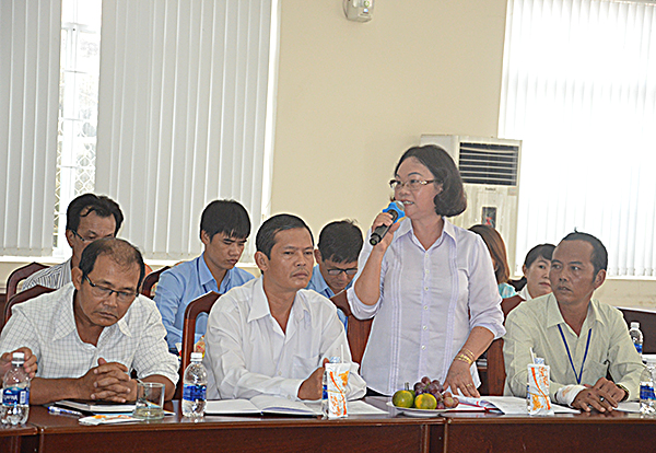 Bà Đào Thị Dung, Khu phố trưởng khu phố Vạn Hạnh (phường Phú Mỹ) phát biểu về quy trình bình xét tiêu chí gia đình văn hóa tại khu phố.