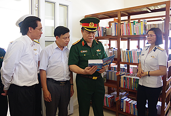 Thượng tướng Nguyễn Trọng Nghĩa thăm, kiểm tra thư viện Vùng 2. Ảnh: CÔNG HOAN 