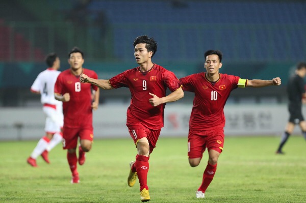 Các cầu thủ Olympic Việt Nam mừng bàn thắng duy nhất của trận đấu. Ảnh: VNE.