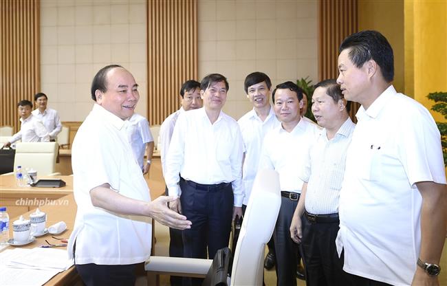 Thủ tướng trao đổi với lãnh đạo các địa phương