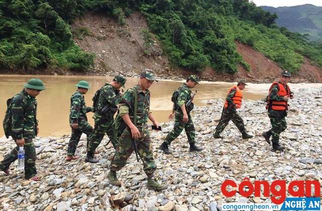 Lực lượng tuần tra song phương tuần tra bằng thuyền dọc tuyến biên giới