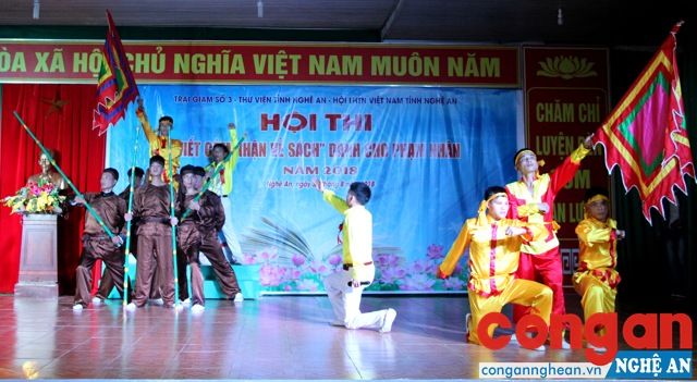 Màn chào hỏi được các đội thi sáng tạo, biến tấu với nhiều hình thức mới mẻ.