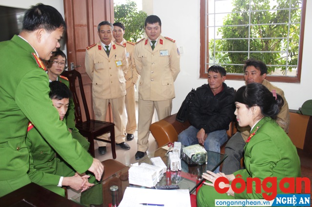 Nữ CBCS Phòng Kỹ thuật Hình sự thực hiện giám định tiền tệ trong 1 Chuyên án