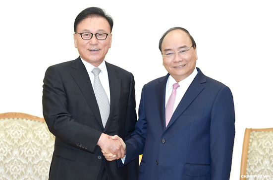 Thủ tướng Nguyễn Xuân Phúc tiếp Tổng Lãnh sự Danh dự Việt Nam tại khu vực Busan - Kyeongnam, Hàn Quốc, ông Park Soo Kwan.