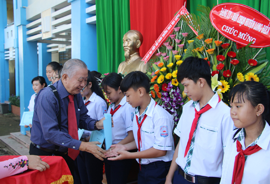 Đồng chí Trần Văn Khánh, nguyên Bí thư Tỉnh ủy trao học bổng cho HS có hoàn cảnh khó khăn tại trường THCS Văn Lương (thị trấn Long Điền, huyện Long Điền).