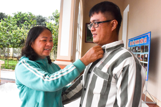 Bà Nguyễn Thị Liên, mẹ phạm nhân Nguyễn Giao Thông (29 tuổi, ngụ tại thôn Quảng Hà, xã Xuân Sơn, huyện Châu Đức) mừng rỡ trong ngày con được tha tù trước thời hạn có điều kiện. 
