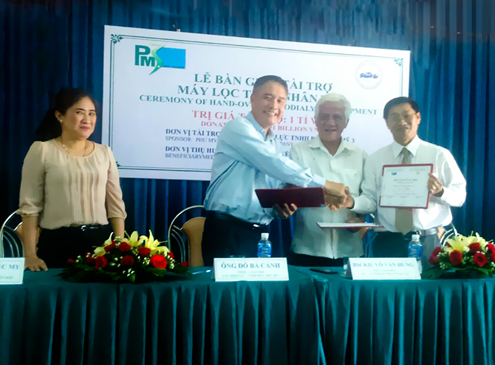 Đại diện Công ty Điện lực TNHH BOT Phú Mỹ 3 trao giao ước bàn giao máy lọc thận nhân tạo cho TTYT huyện Xuyên Mộc. 
