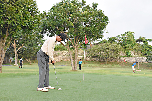 Golfer khởi động làm quen sân trước giờ thi đấu.