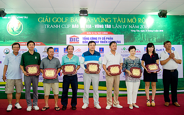 Đồng chí Phan Đức Hiền, Tỉnh ủy viên, Tổng Biên tập Báo Bà Rịa-Vũng Tàu, Trưởng BTC Giải và ông Nguyễn Phước Lộc, Chủ tịch Hội Golf tỉnh BR-VT, trao Kỷ niệm chương cảm ơn các nhà đồng tài trợ.