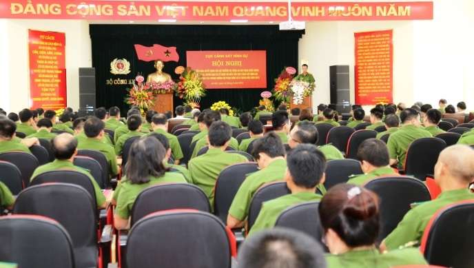 Các đại biểu tham luận tại Hội nghị.