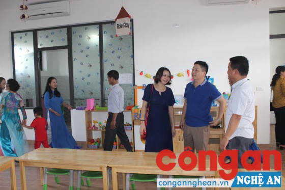 Các đại biểu tham quan Trường